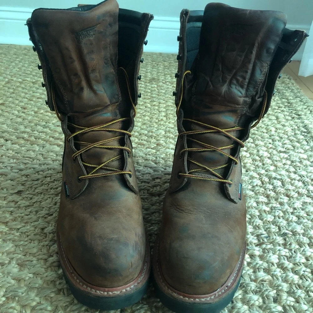 Red Wing Men's 9-inch Steel Toe Logger 4420. Size 9.5